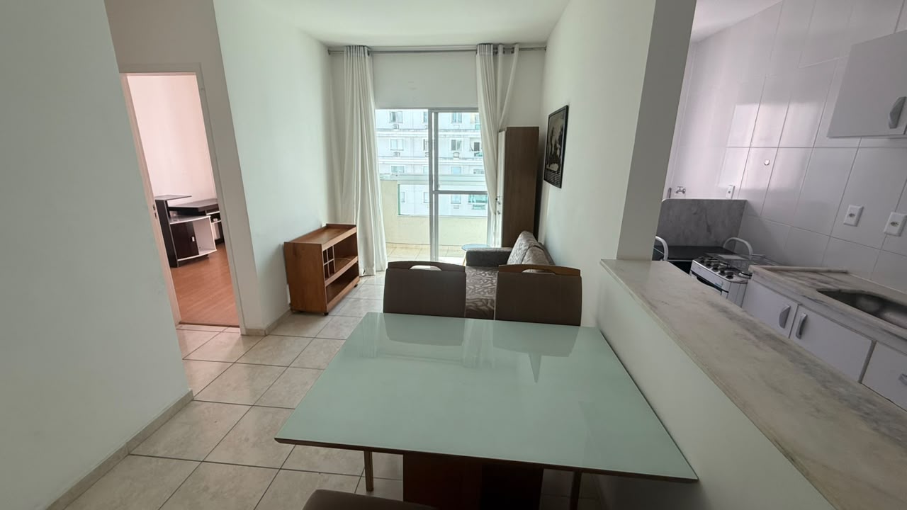 Sala de estar e jantar integradas à cozinha americana, com porta de vidro para a varanda