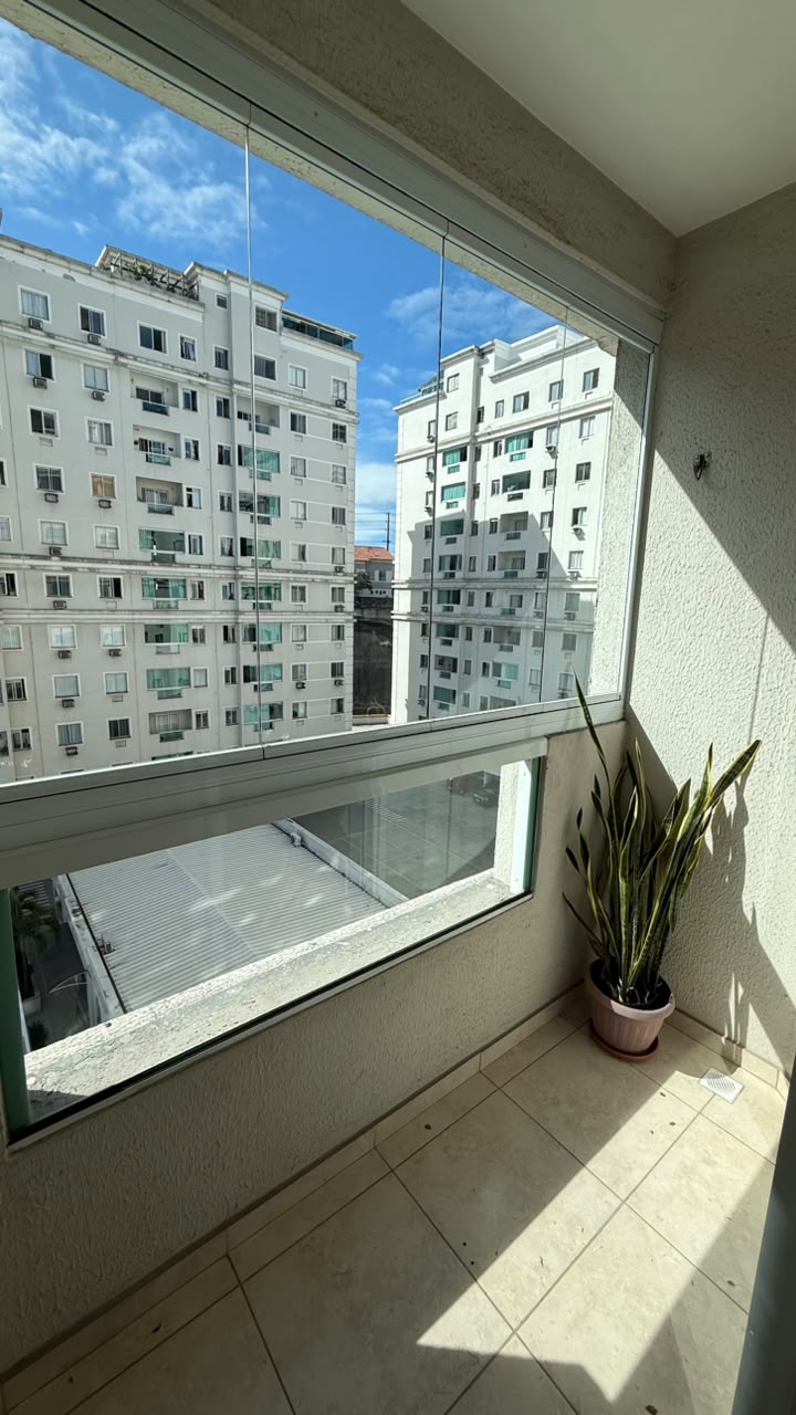 Varanda envidraçada do apartamento com vista aberta e boa entrada de luz natural